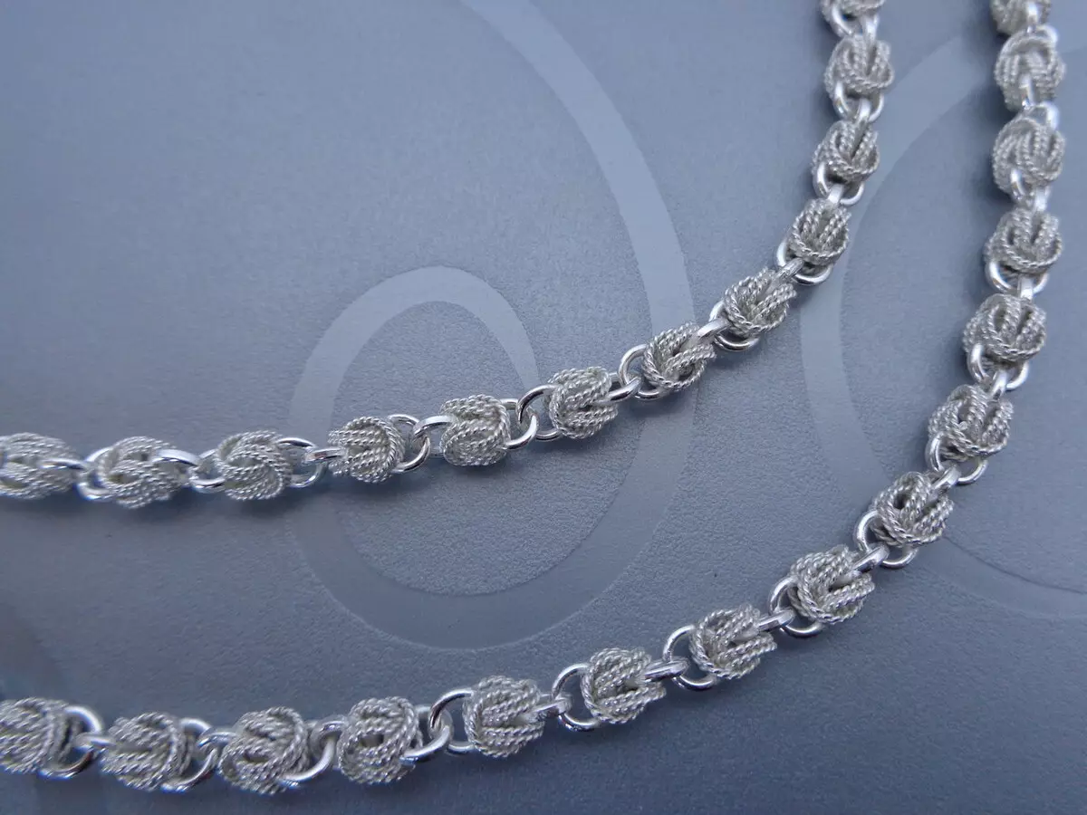 Silver chain (112 mga larawan): Mga modelo ng babae sa leeg at sa pilak kamay na may gilding, 925 sample na may mga bola, kung paano piliin ang mga ito 3480_31