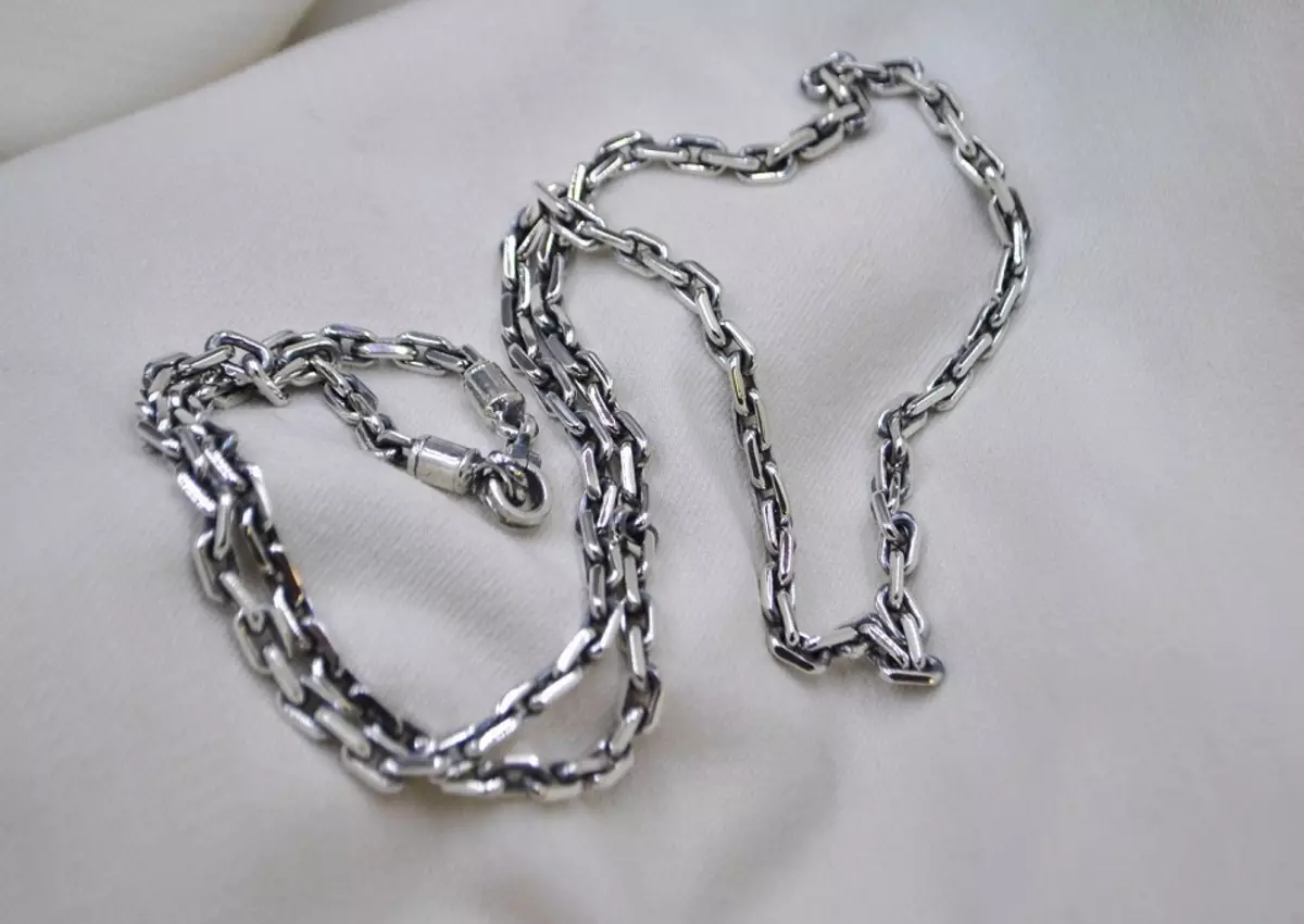 Silver chain (112 mga larawan): Mga modelo ng babae sa leeg at sa pilak kamay na may gilding, 925 sample na may mga bola, kung paano piliin ang mga ito 3480_37