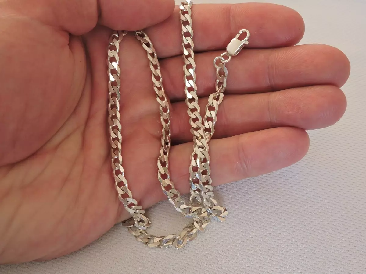 Silver chain (112 mga larawan): Mga modelo ng babae sa leeg at sa pilak kamay na may gilding, 925 sample na may mga bola, kung paano piliin ang mga ito 3480_61