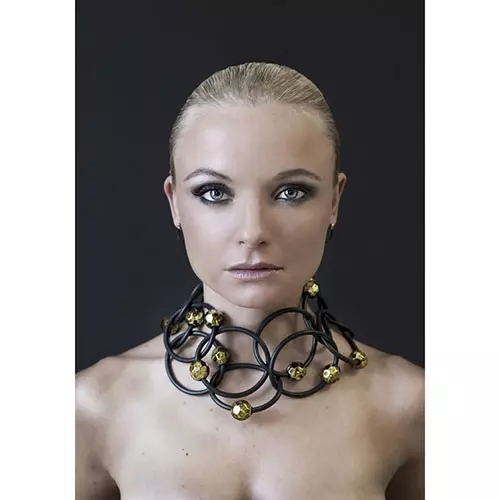 Rubber ketting met goud inserts (32 foto's): Rubber model met goud slot 3481_14