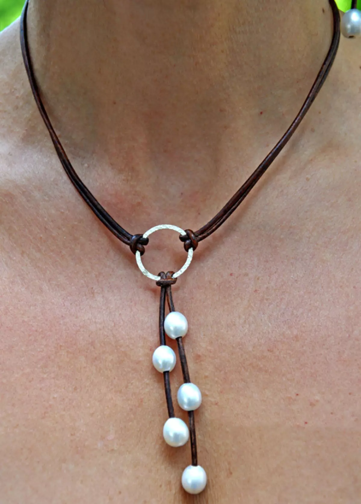 Cadenas de oro con piedras (55 fotos): cadena de cuero con inserciones de perlas, modelo con perla 3496_32