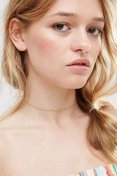 पतली सोना श्रृंखला (31 तस्वीरें): सोने की गर्दन के नीचे एक कंकड़ के साथ महिलाओं के मॉडल 3509_24