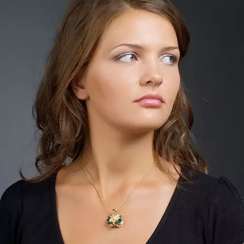 薄いゴールドチェーン（31写真）：金の首の下で小石を持つ女性のモデル 3509_28