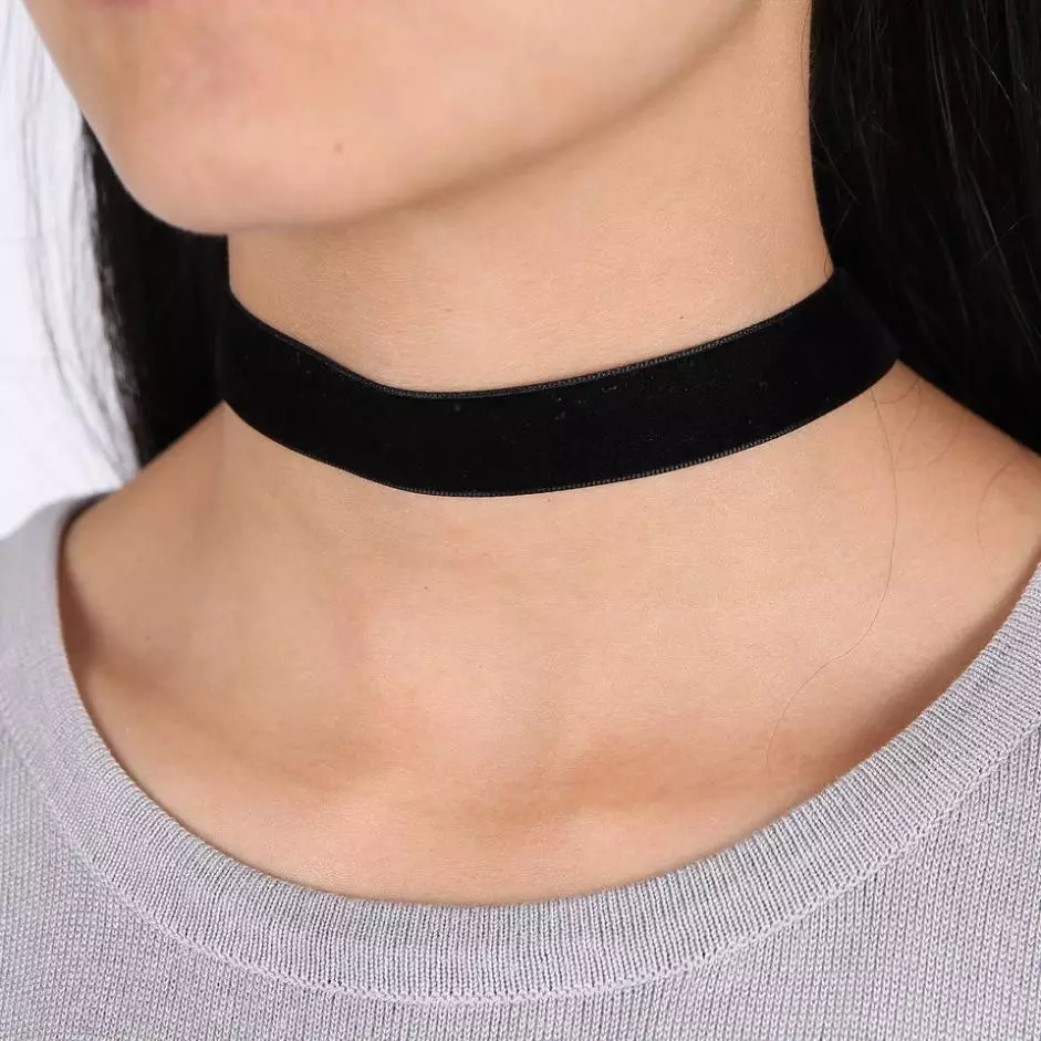 Black Choker (48 foto): Apa yang harus dipakai model di leher manik-manik dan bahan lainnya 3515_19