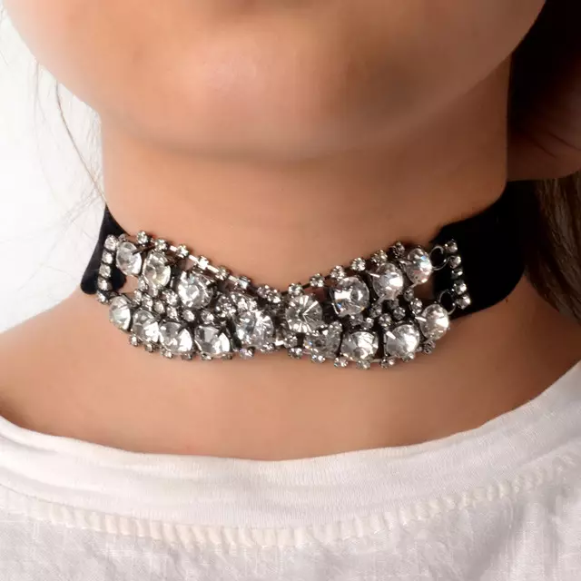 Black Choker (48 foto): Apa yang harus dipakai model di leher manik-manik dan bahan lainnya 3515_22