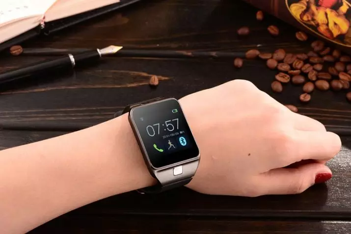 Watch don iPhone (34 Photos): Farashi don Smart Smart Model Smart, Apple Watch, Zaɓuɓɓukan Mata 3521_9