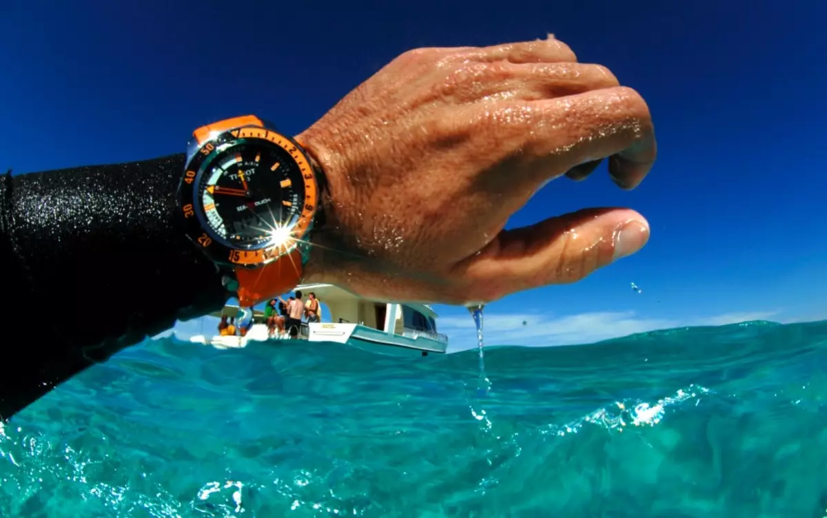Часы кинуть. Часы под водой. Часы на руке. Часы для погружения в море. Часы дайверы.