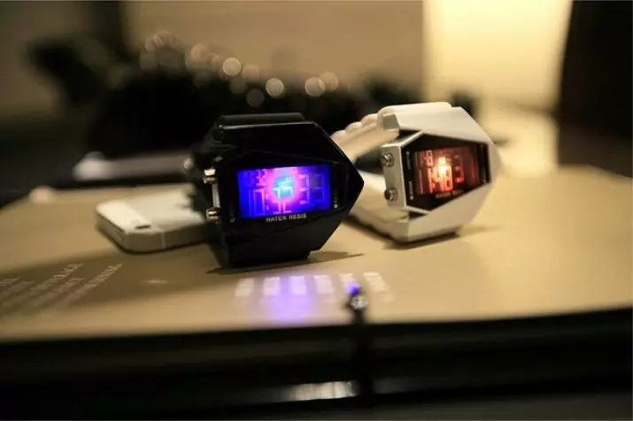 Dab txawj coj LED Watch Watch (37 Duab): Cov khoom siv phab ntsa ntawm LED Matrices, cov txiaj ntsig coj 3527_2