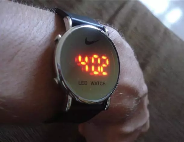 Wrist Led Watch (37 Foto): Produk Dinding pada Matriks LED, Manfaat LED 3527_20