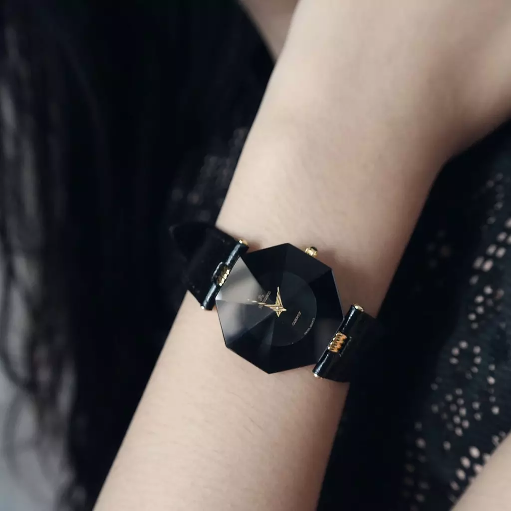 Moterų riešo laikrodis (120 nuotraukų): brangiausias pasaulyje ir neįprastas, madingas su logotipu, romanoff ir kitais populiariais ženklais 3534_102
