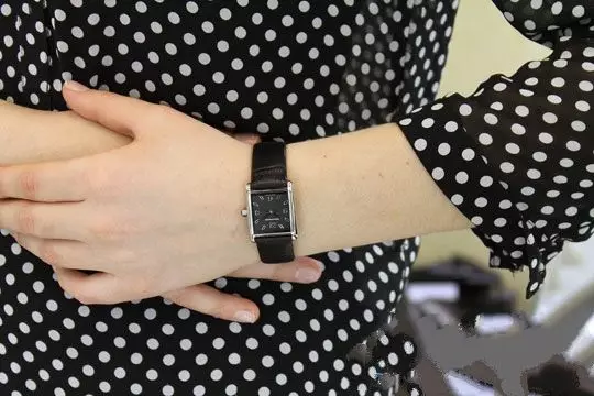 Moterų riešo laikrodis (120 nuotraukų): brangiausias pasaulyje ir neįprastas, madingas su logotipu, romanoff ir kitais populiariais ženklais 3534_103