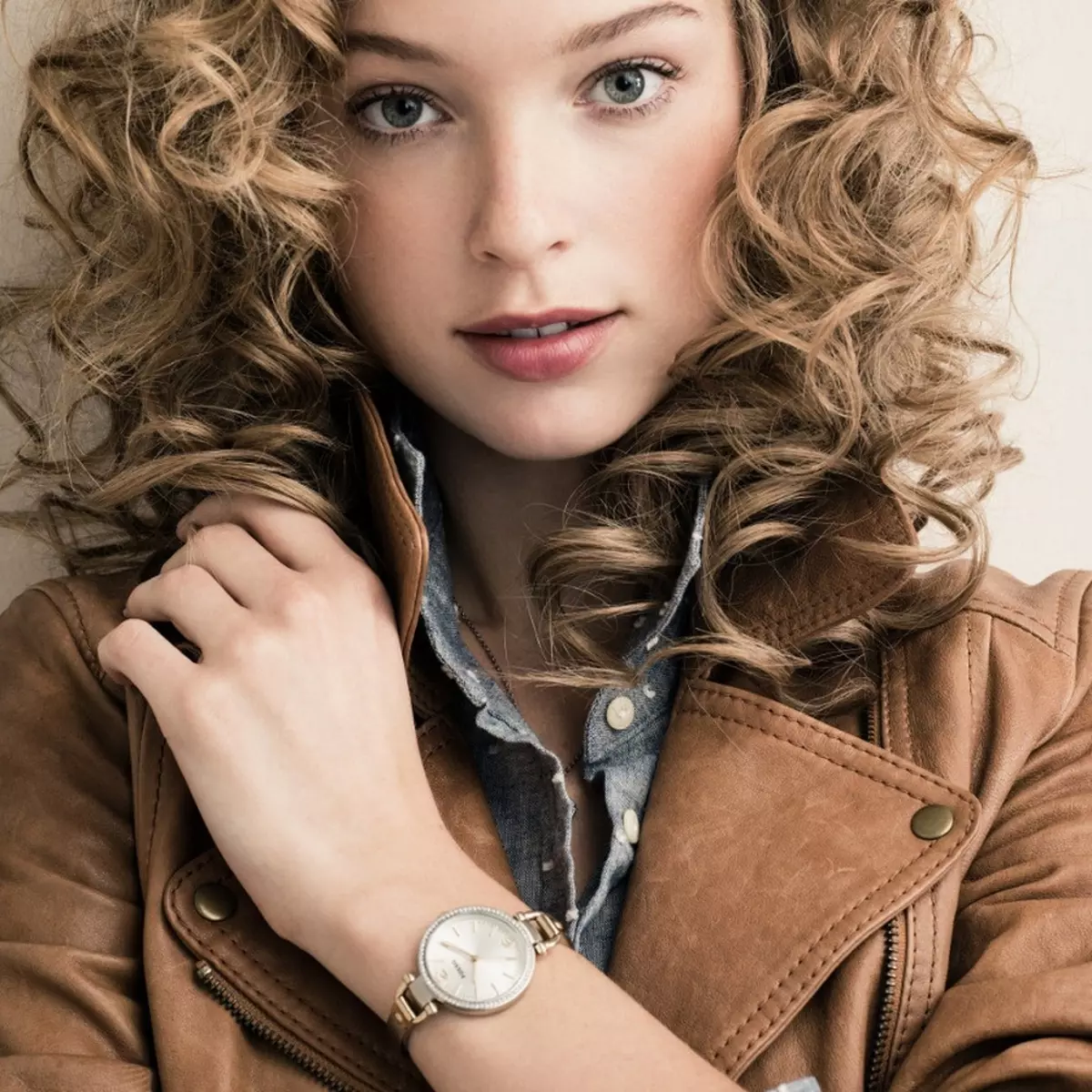 Moterų riešo laikrodis (120 nuotraukų): brangiausias pasaulyje ir neįprastas, madingas su logotipu, romanoff ir kitais populiariais ženklais 3534_11