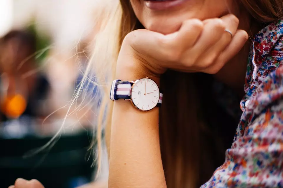 Moterų riešo laikrodis (120 nuotraukų): brangiausias pasaulyje ir neįprastas, madingas su logotipu, romanoff ir kitais populiariais ženklais 3534_12