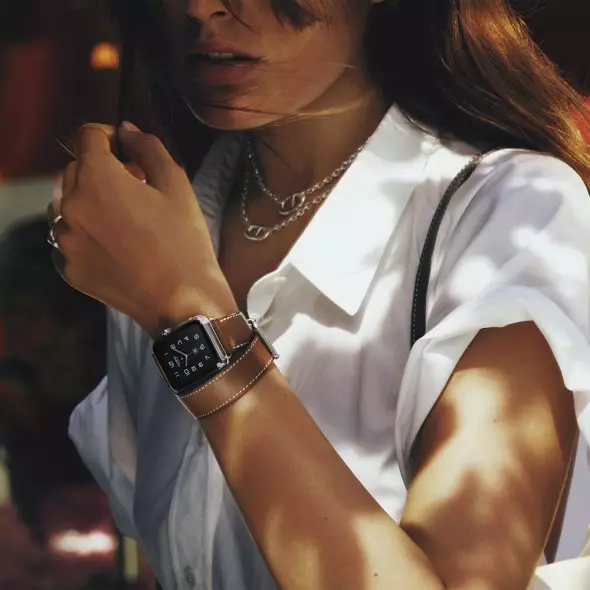 Moterų riešo laikrodis (120 nuotraukų): brangiausias pasaulyje ir neįprastas, madingas su logotipu, romanoff ir kitais populiariais ženklais 3534_17