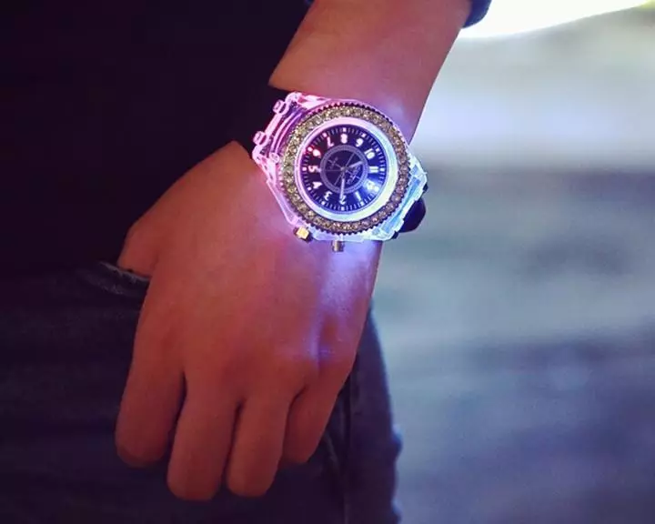 Moterų riešo laikrodis (120 nuotraukų): brangiausias pasaulyje ir neįprastas, madingas su logotipu, romanoff ir kitais populiariais ženklais 3534_30
