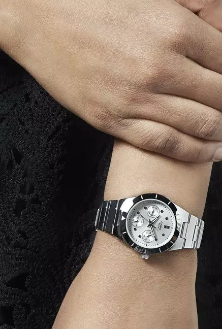 Moterų riešo laikrodis (120 nuotraukų): brangiausias pasaulyje ir neįprastas, madingas su logotipu, romanoff ir kitais populiariais ženklais 3534_39
