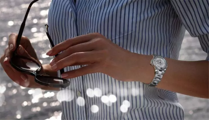 Moterų riešo laikrodis (120 nuotraukų): brangiausias pasaulyje ir neįprastas, madingas su logotipu, romanoff ir kitais populiariais ženklais 3534_48