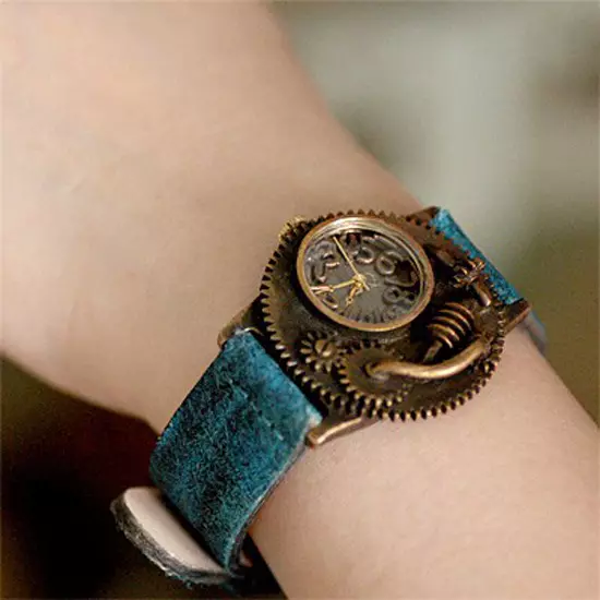 Moterų riešo laikrodis (120 nuotraukų): brangiausias pasaulyje ir neįprastas, madingas su logotipu, romanoff ir kitais populiariais ženklais 3534_54