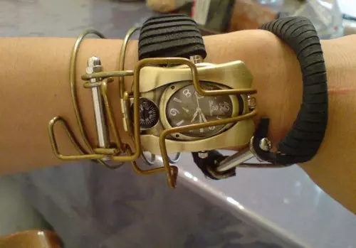 Moterų riešo laikrodis (120 nuotraukų): brangiausias pasaulyje ir neįprastas, madingas su logotipu, romanoff ir kitais populiariais ženklais 3534_55