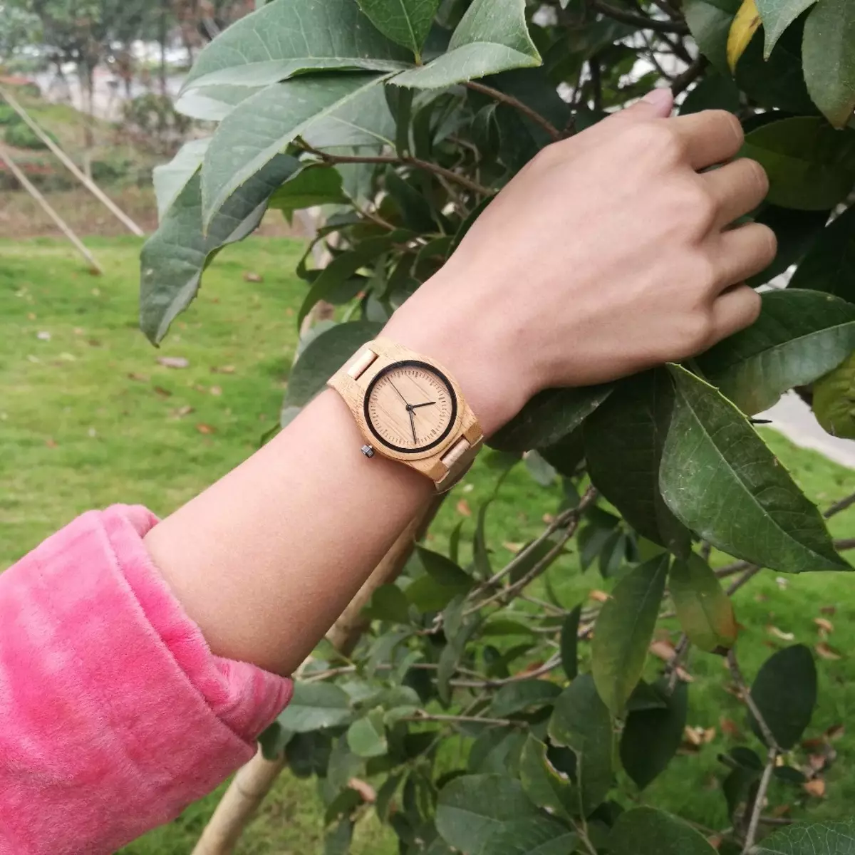 Moterų riešo laikrodis (120 nuotraukų): brangiausias pasaulyje ir neįprastas, madingas su logotipu, romanoff ir kitais populiariais ženklais 3534_58