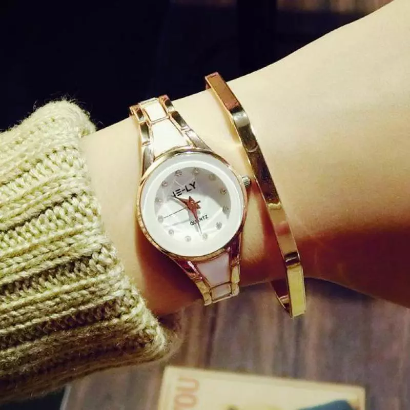 Moterų riešo laikrodis (120 nuotraukų): brangiausias pasaulyje ir neįprastas, madingas su logotipu, romanoff ir kitais populiariais ženklais 3534_59
