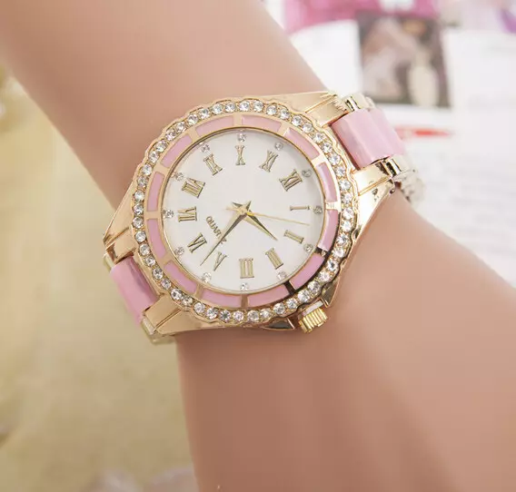 Moterų riešo laikrodis (120 nuotraukų): brangiausias pasaulyje ir neįprastas, madingas su logotipu, romanoff ir kitais populiariais ženklais 3534_60