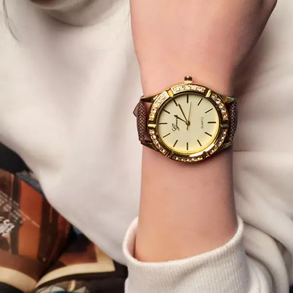 Moterų riešo laikrodis (120 nuotraukų): brangiausias pasaulyje ir neįprastas, madingas su logotipu, romanoff ir kitais populiariais ženklais 3534_70