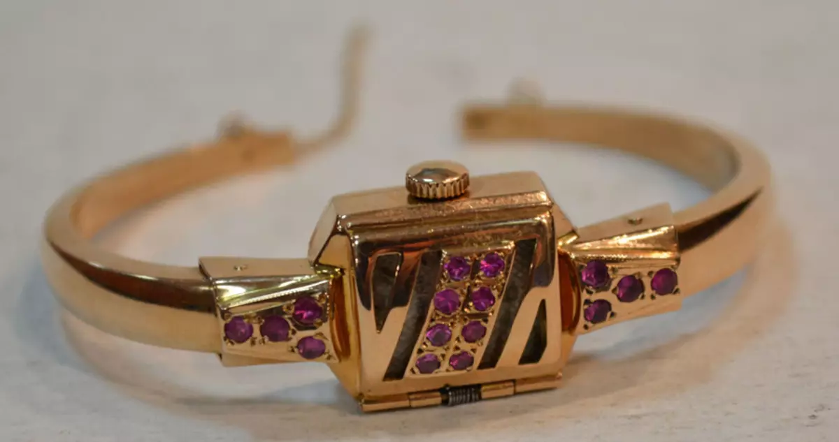 Zlatni sat (104 fotografije): Ženski modeli iz Nike, sa zlatnom narukvicom i dijamantima s galebom i Rolexom, koliko koštaju 3536_53