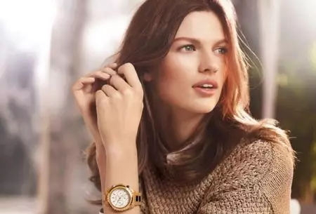 นาฬิกาข้อมือสตรีของการผลิตรัสเซีย (104 รูป): รุ่นที่มีเสื้อคลุมแขนของรัสเซียจากนกนางนวลและแบรนด์ในประเทศ 3546_21