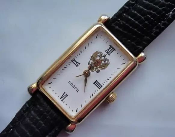 นาฬิกาข้อมือสตรีของการผลิตรัสเซีย (104 รูป): รุ่นที่มีเสื้อคลุมแขนของรัสเซียจากนกนางนวลและแบรนด์ในประเทศ 3546_38