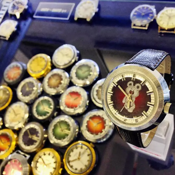 Đồng hồ đeo tay nữ sản xuất của Nga (104 ảnh): Các mô hình với huy hiệu của Nga từ hải âu và các thương hiệu trong nước 3546_65