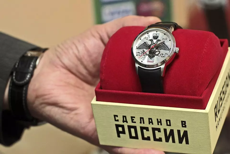 นาฬิกาข้อมือสตรีของการผลิตรัสเซีย (104 รูป): รุ่นที่มีเสื้อคลุมแขนของรัสเซียจากนกนางนวลและแบรนด์ในประเทศ 3546_68