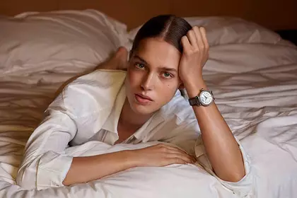 นาฬิกาข้อมือสตรีของการผลิตรัสเซีย (104 รูป): รุ่นที่มีเสื้อคลุมแขนของรัสเซียจากนกนางนวลและแบรนด์ในประเทศ 3546_7