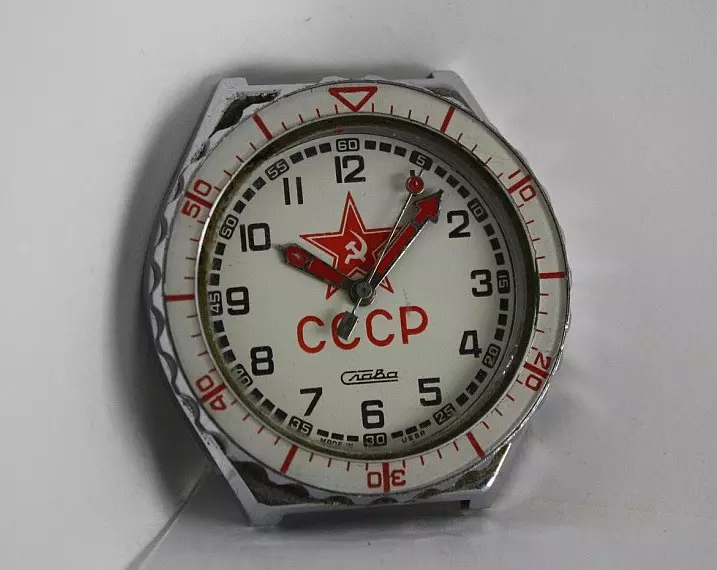 นาฬิกาข้อมือสตรีของการผลิตรัสเซีย (104 รูป): รุ่นที่มีเสื้อคลุมแขนของรัสเซียจากนกนางนวลและแบรนด์ในประเทศ 3546_83