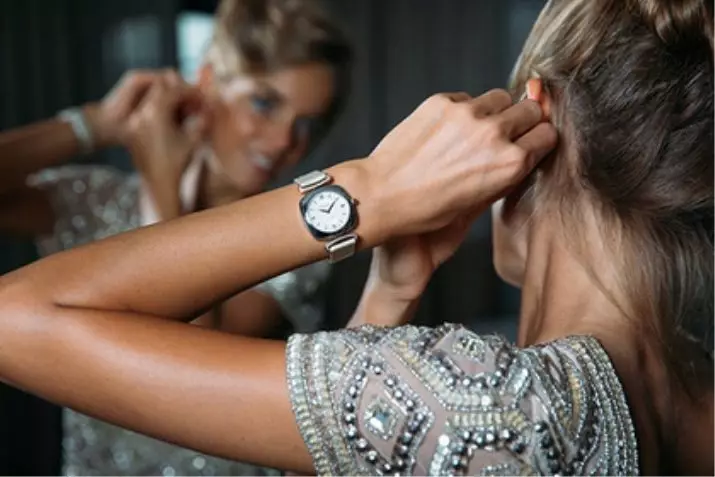 นาฬิกาข้อมือสตรีของการผลิตรัสเซีย (104 รูป): รุ่นที่มีเสื้อคลุมแขนของรัสเซียจากนกนางนวลและแบรนด์ในประเทศ 3546_9