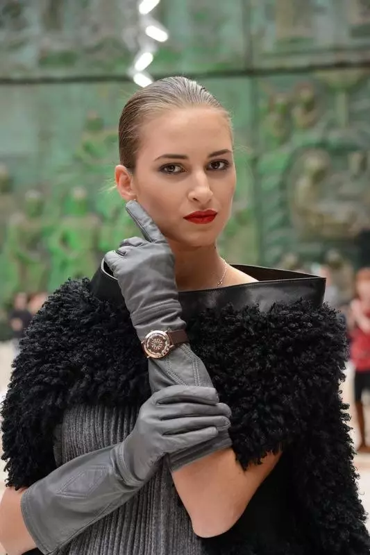 นาฬิกาข้อมือสตรีของการผลิตรัสเซีย (104 รูป): รุ่นที่มีเสื้อคลุมแขนของรัสเซียจากนกนางนวลและแบรนด์ในประเทศ 3546_99
