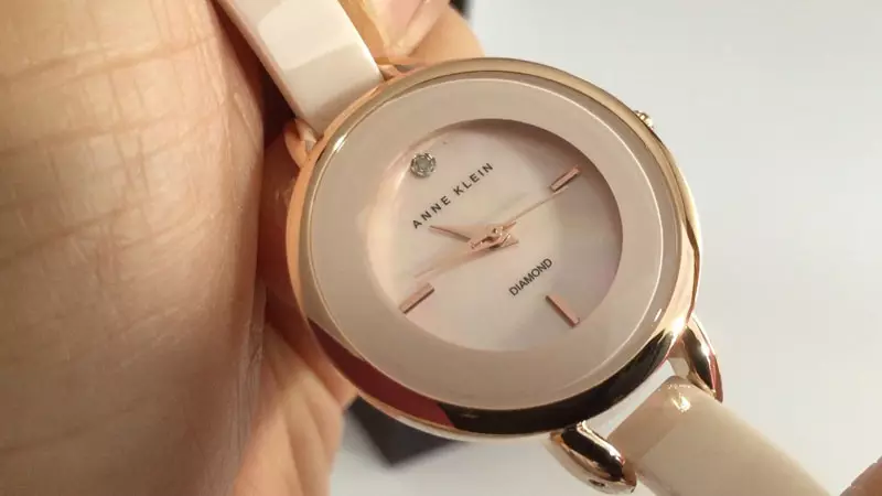 Watch kanggo jam tangan bangkekan wanita (85 Foto): Rating saka 2021 Model saka merek Italia sing misuwur, Cina lan Amerika 3551_38