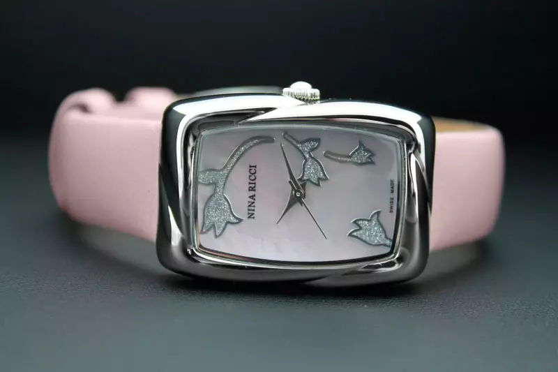 女性の手首のブランドの腕時計（85写真）：有名なイタリア語、中国語、アメリカのブランドからの2021モデルの評価 3551_71