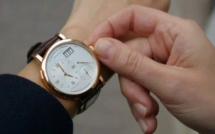 Wristwatch mekanikal (79 foto): Model wanita dengan jam penggera dan dengan penggulungan auto, bagaimana untuk memulakannya, kalis air 3553_23