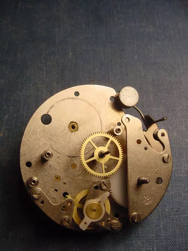 Đồng hồ đeo tay cơ khí (79 ảnh): mô hình phụ nữ với đồng hồ báo thức và với một cuộn tự động, làm thế nào để bắt đầu chúng, chống thấm nước 3553_9