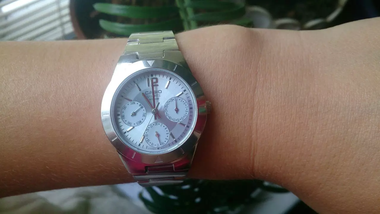 Wristwatches Casio Fanm (107 foto): G-chòk, edifis ak protrek, braslè, entelijan ak modèl elektwonik, ki jan yo diminye braslè 3554_102