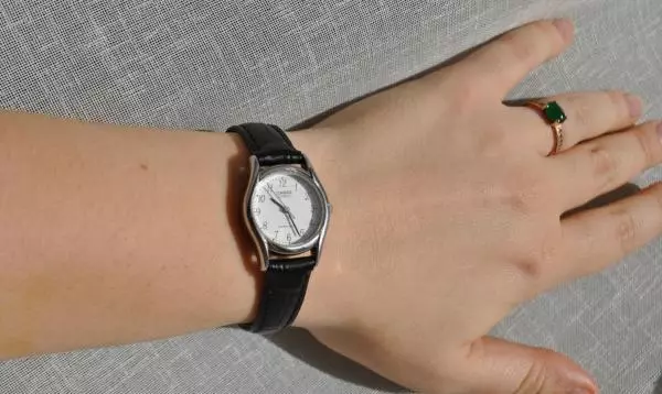 Ženski ručni satovi Casio (107 fotografija): G-Shock, Edifice i ProtRek, remen, pametni i elektronički modeli, kako skratiti narukvicu 3554_103