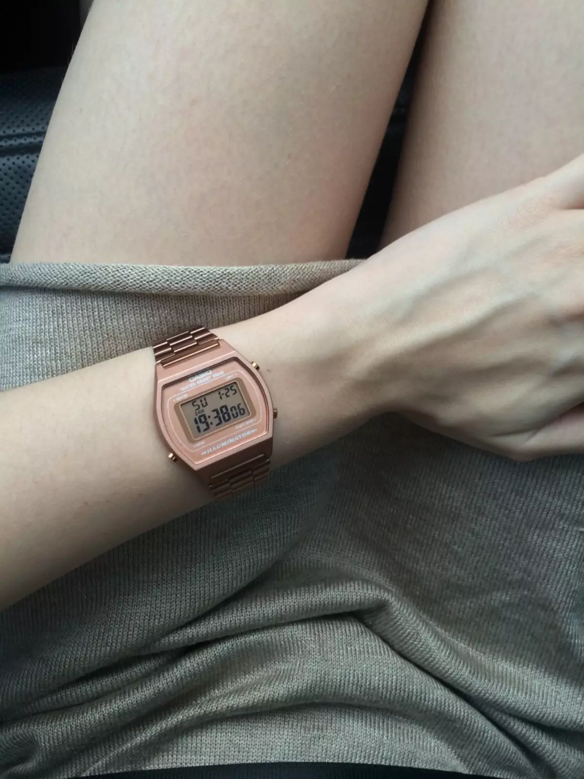 Vehivavy Wristwatches Casio (Sary 107): G-Shock, E-Empifice ary protrek, andilany, maranitra ary elektronika, ahoana ny fomba fanintsanana ny fehin-tanana 3554_17
