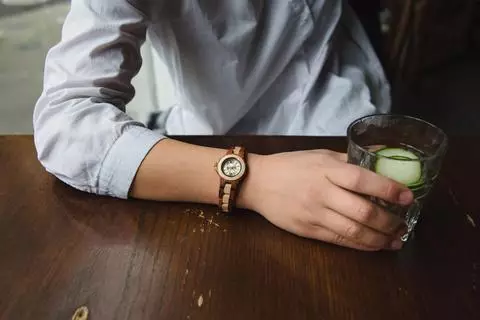 Wooden Watch Watch (50 fotoj): inaj modeloj kun ligna kazo de Wewood kaj Bobo-birdo, recenzoj 3557_16