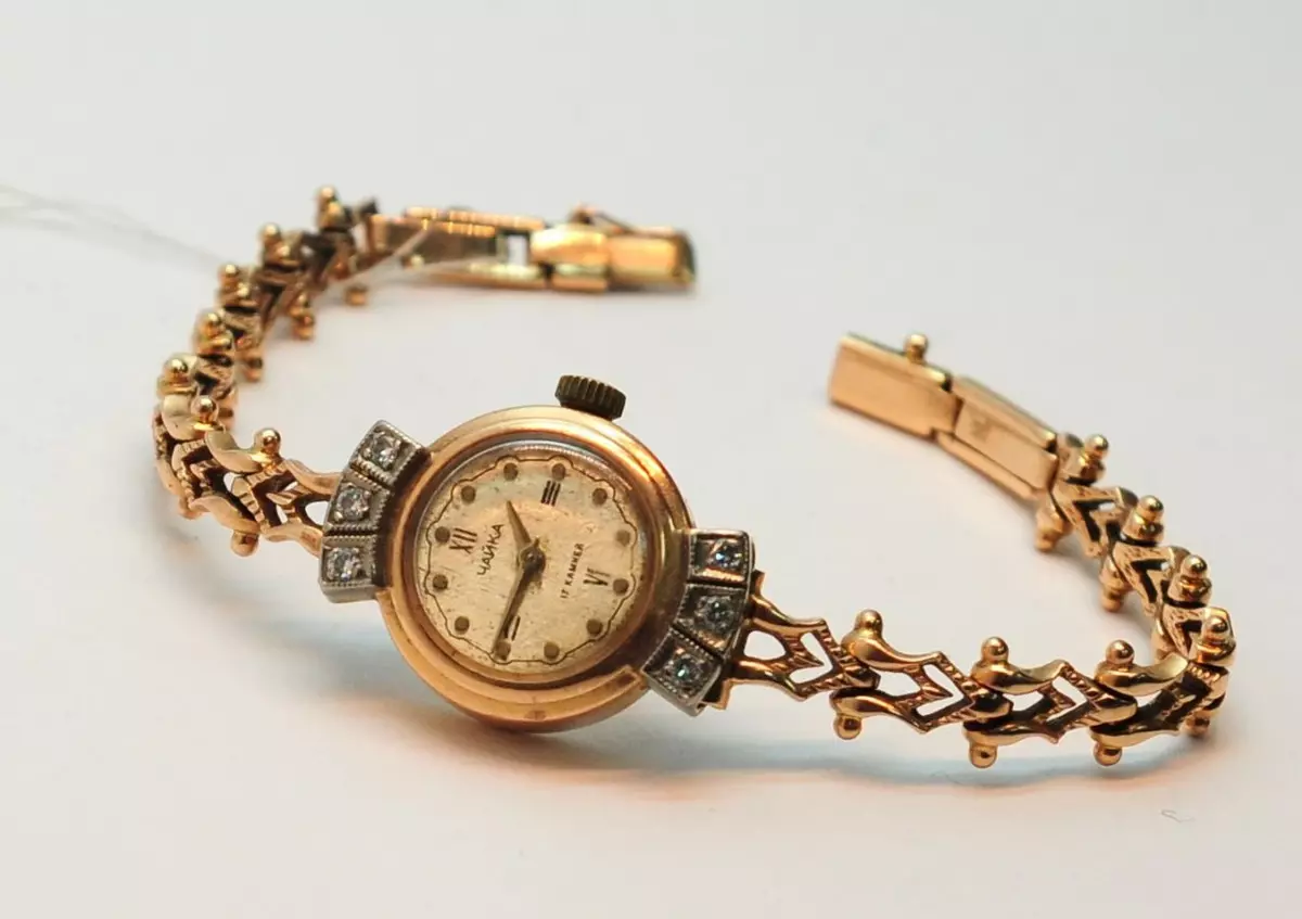 Gouden klok met een gouden armband (77 foto's): Gouden patronen voor dames 3559_24