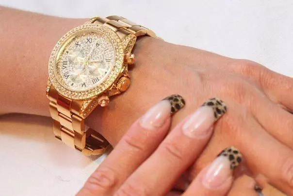 Gouden klok met een gouden armband (77 foto's): Gouden patronen voor dames 3559_27