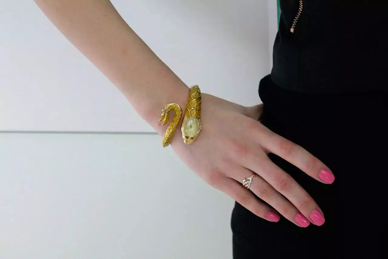 Orologio dorato con un braccialetto d'oro (77 foto): modelli d'oro da donna 3559_32