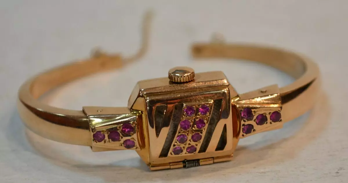 นาฬิกาสีทองพร้อมสร้อยข้อมือทองคำ (77 รูป): รูปแบบทองคำของผู้หญิง 3559_34