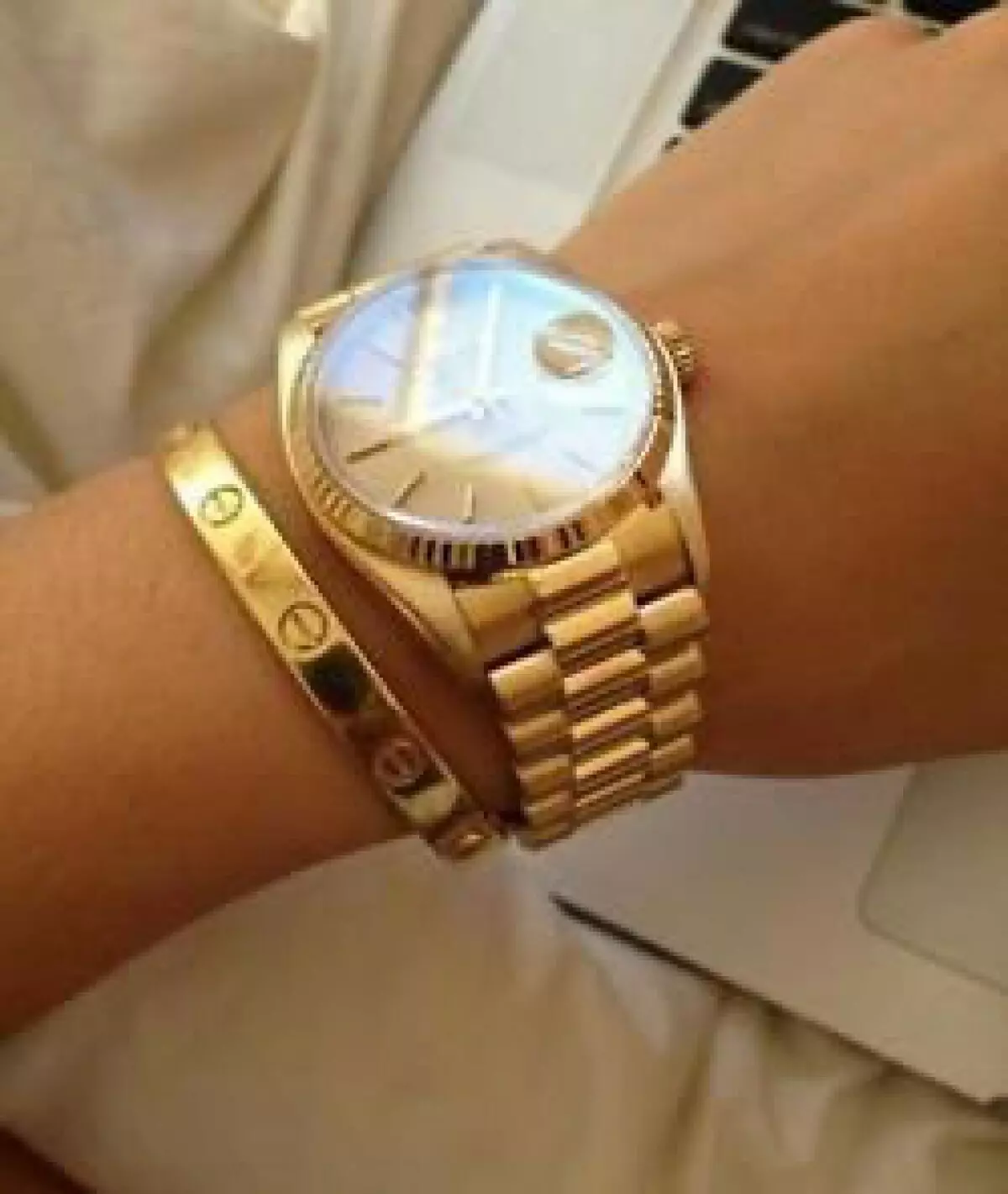 Gouden klok mei in gouden armband (77 foto's): Damesgoud patroanen 3559_6