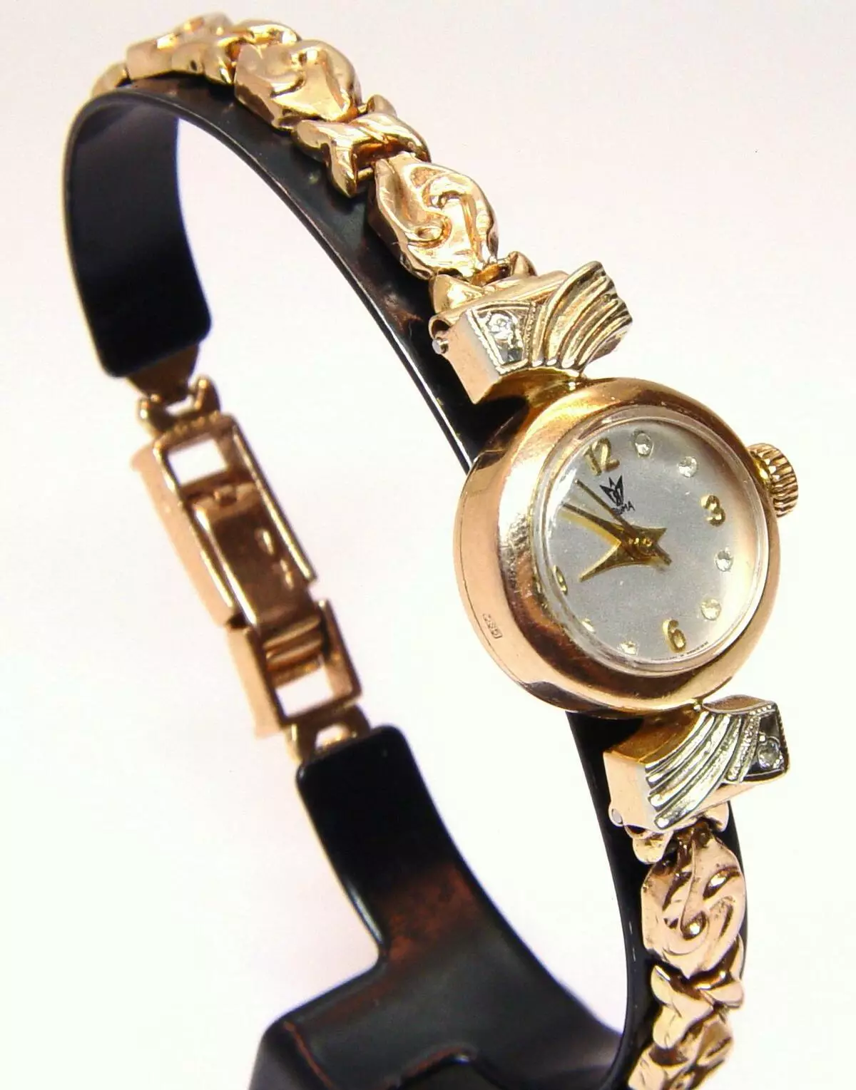 Gouden klok mei in gouden armband (77 foto's): Damesgoud patroanen 3559_67